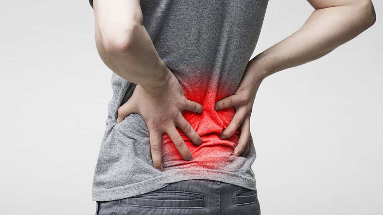 या घरगुती उपायांनी चुटकीत करा पाठदुखी गायब