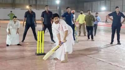 Bageshwar Baba : मुंबईत बागेश्वर बाबा खेळले क्रिकेट मॅच...एका ओव्हरमध्ये घेतल्या इतक्या विकेट्स