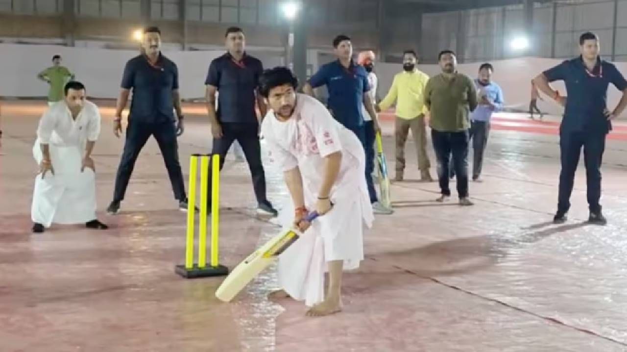 Bageshwar Baba : मुंबईत बागेश्वर बाबा खेळले क्रिकेट मॅच...एका ओव्हरमध्ये घेतल्या इतक्या विकेट्स Bageshwar Baba : मुंबईत बागेश्वर बाबा खेळले क्रिकेट मॅच...एका ओव्हरमध्ये घेतल्या इतक्या विकेट्स