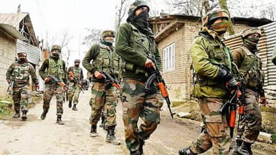 काश्मीरमध्ये तुफान गोळीबार; बांदीपोरा चकमकीत एक दहशतवादी जखमी, तर दोन पोलिसांना लागली गोळी