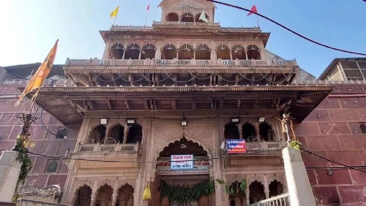 3 दिवसांपासून बांकेबिहारी मंदिरात जात होता बँक अधिकारी , खात्यात जमा झाले लाखो रुपये, अंडरवेअरमुळे सत्य समोर येताच उडाली खळबळ