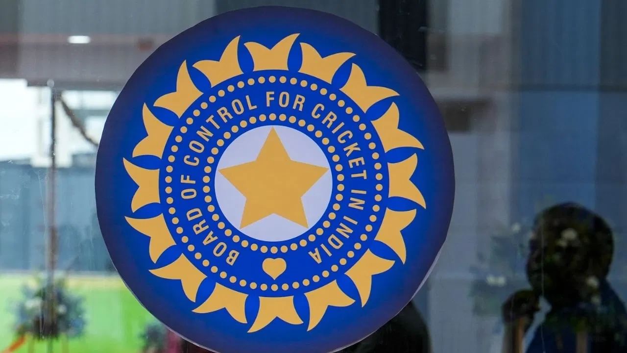 बीसीसीआयने आज 21 एप्रिलला वार्षिक कराराची घोषणा केली आहे. बीसीसीआयने या वार्षिक करारात पहिल्यांदाच 5 खेळाडू्ंना संधी दिली आहे. या खेळाडूंचा सी ग्रेडमध्ये समावेश केला आहे. ते 5 खेळाडू कोण आहेत? हे जाणून घेऊयात. (Photo Credit : PTI)