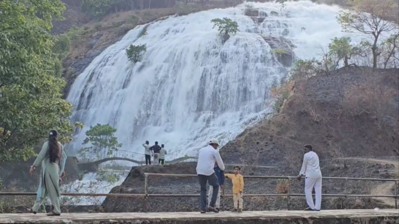 राज्याच्या विविध भागातून कुटुंबियांसोबत आलेले पर्यटक अंब्रेला फॉलच्या नयनरम्य दृश्याचा अनुभव घेण्यासाठी गर्दी करत आहेत.