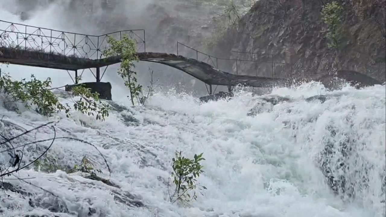 या धबधब्याचे विहंगम दृश्य पाहण्यासाठी आणि याचा आनंद घेण्यासाठी पर्यटक भर उन्हाळ्यातही भंडारदऱ्याकडे मोठ्या संख्येने येत आहेत.