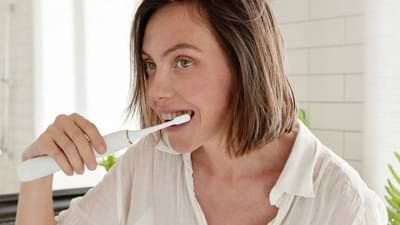 ब्रश की दातून? दातांच्या आरोग्यासाठी नेमकं काय जास्त फायदेशीर? जाणून घ्या आयुर्वेदाचं गुपित!