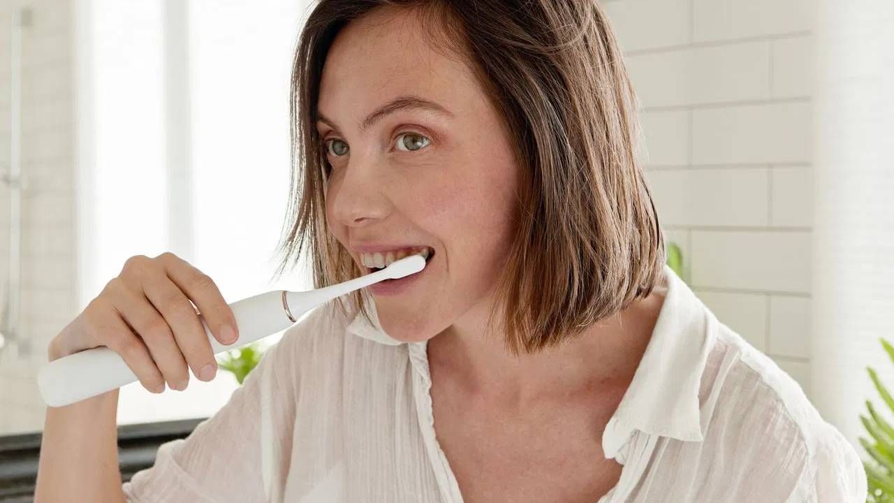 ब्रश की दातून? दातांच्या आरोग्यासाठी नेमकं काय जास्त फायदेशीर? जाणून घ्या आयुर्वेदाचं गुपित! ब्रश की दातून? दातांच्या आरोग्यासाठी नेमकं काय जास्त फायदेशीर? जाणून घ्या आयुर्वेदाचं गुपित!