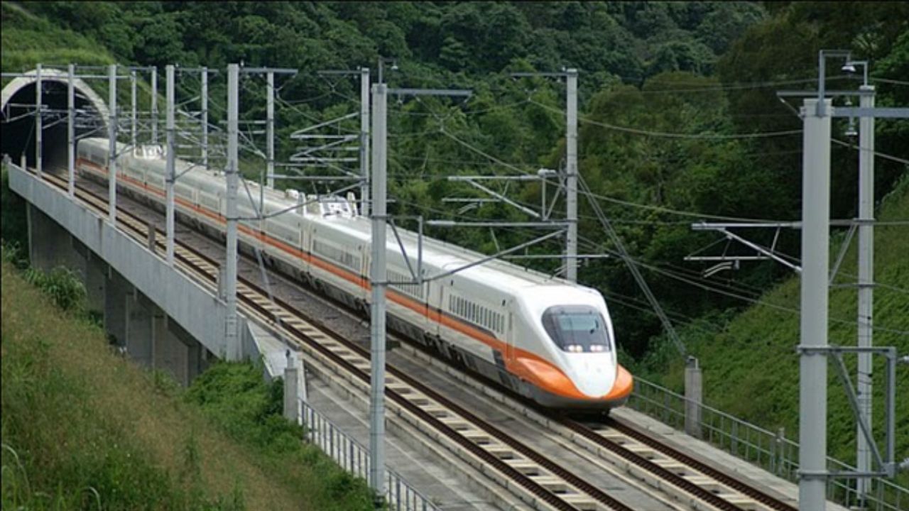 डहाणूच्या गोवने परिसरात बुलेट ट्रेन प्रकल्पाच्या उभारणी करणाऱ्या ठेकेदार रात्रीच्या सुमारास भूसुरुंग स्फोट केला. त्यामुळे या भागातील अनेक घरांना तडे जाऊ लागले आहेत. नव्याने उभारण्यात आलेल्या घरांना वारंवार हादरा बसून भिंतींना तडे गेल्याने येथील अनेक घरे सध्या धोकादायक बनली आहेत.