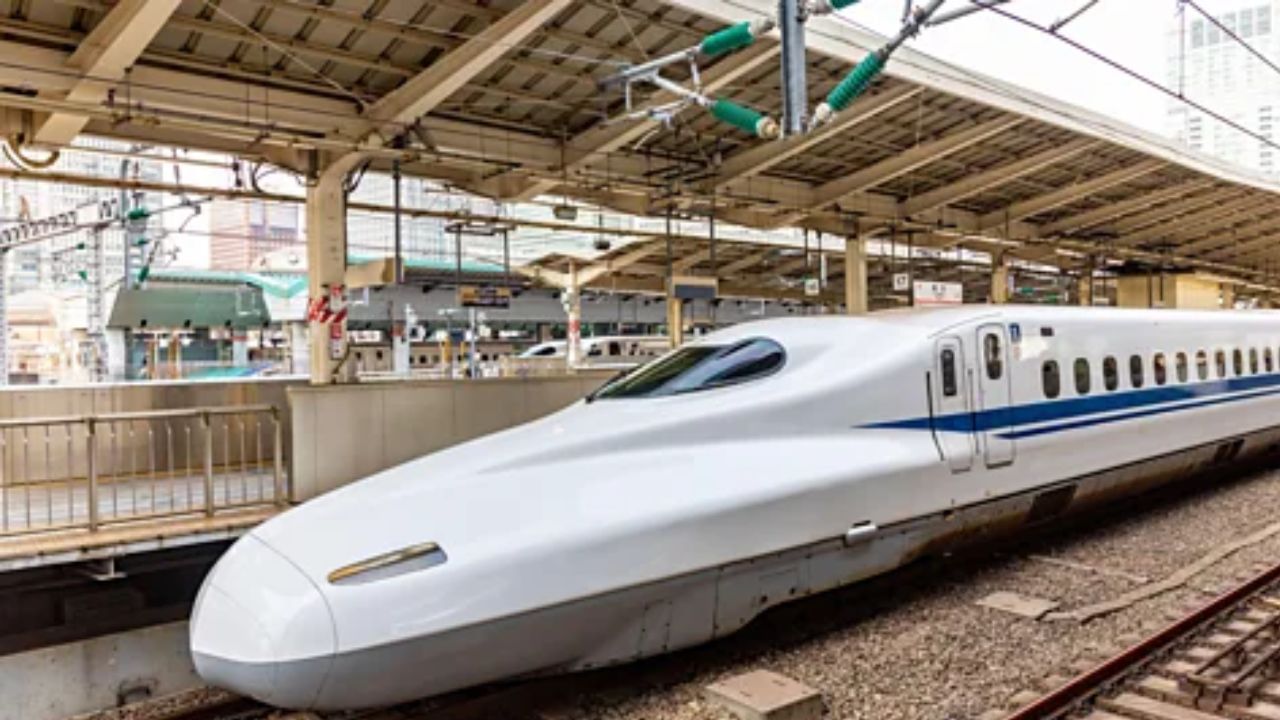 जापन सध्या बुलेट ट्रेनच्या E10 मॉडेलवर काम करत आहे.  E3 आणि E5 च्या तुलनेत हा प्रकल्प खूप वेगवान आणि अत्याधुनिक असणार आहे. जपान टाइम्सने दिलेल्या वृत्तानुसार E10 दोन्ही देश म्हणजे भारत आणि जपान एकाच वेळी ट्रॅकवर उतरवणार आहे. 