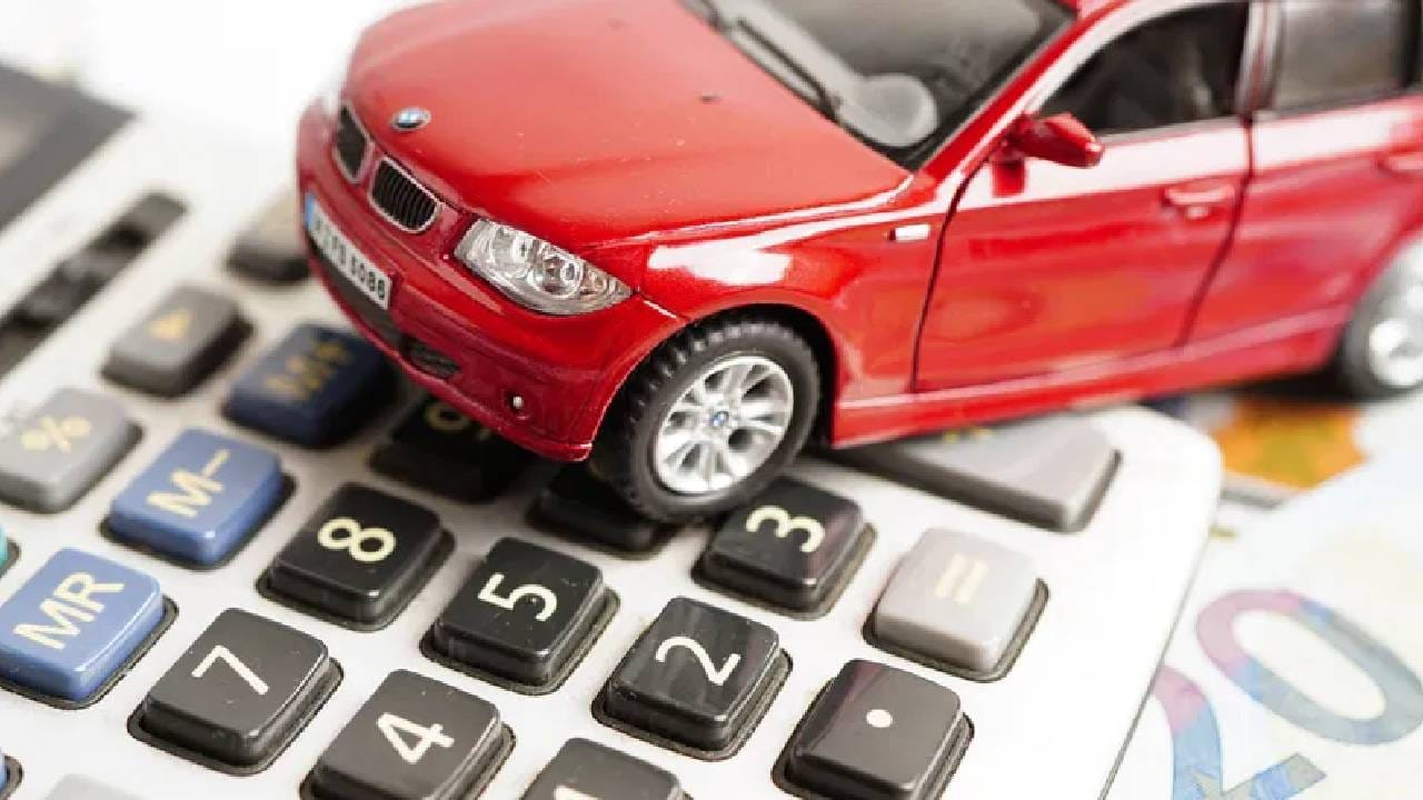 तुम्हाला सात लाखांची आलिशान कार घ्यायची असेल आणि कर्जफेडीची मुदत 5 वर्षांची ठेवायची असेल तर तुम्हाला 14,565 ईएमआय येईल. एकूण पाच वर्षांत सात लाखांच्या कर्जावर तुम्हाला 8,73,891 रुपये भरावे लागतील. म्हणजेच पाच वर्षांत तुम्ही 1,73,891 रुपये व्याज म्हणून द्याल.