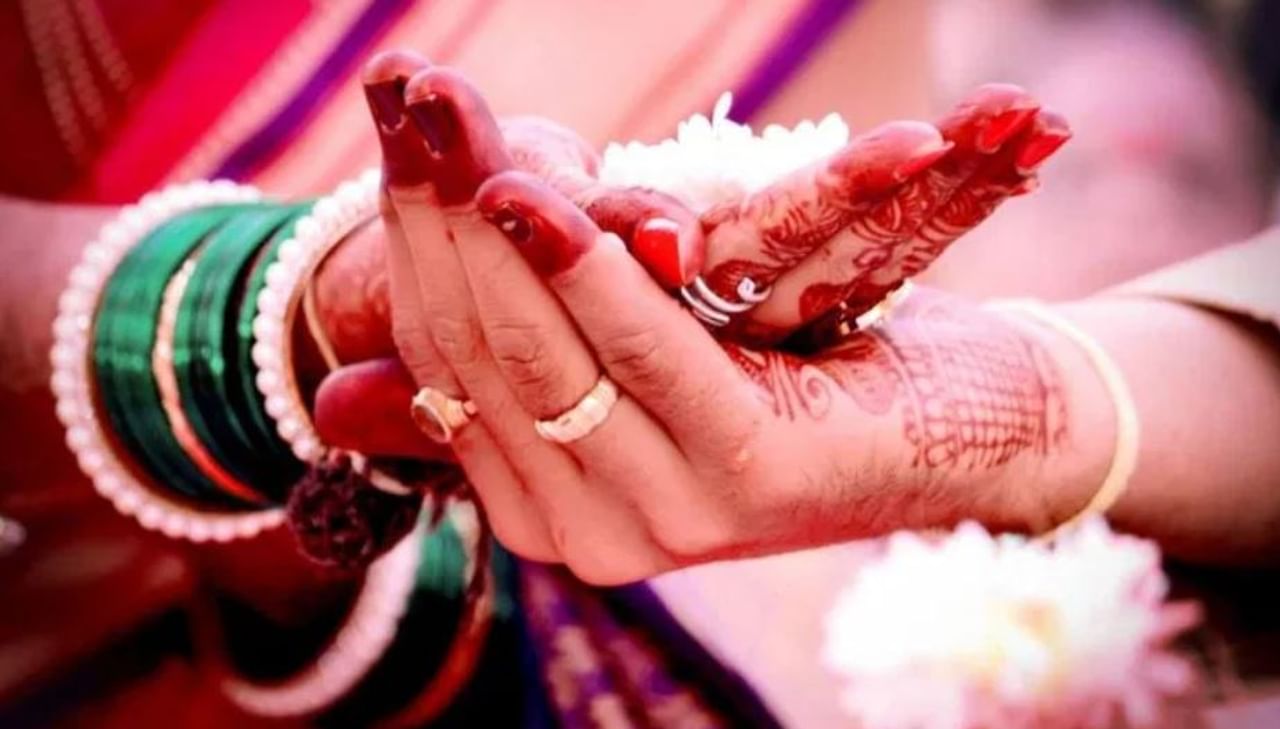 जगात अनेक भागात अचंबित करणाऱ्या परंपरा आहेत. मात्र यातील काही परंपरा अशा आहेत, ज्या समाजासाठी लज्जास्पद मानल्या जातात. एका देशात तर वडिलानेच आपल्या मुलीशी लग्न करण्याची परंपरा आहे. 