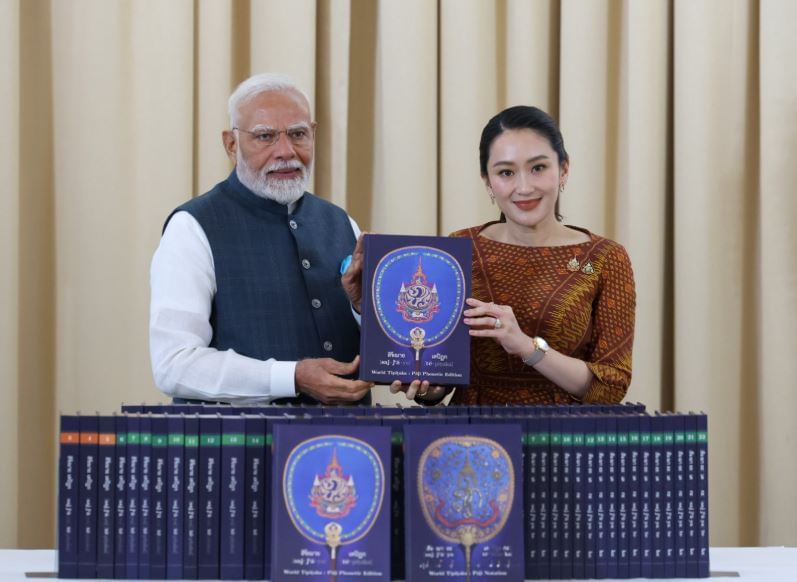 पंतप्रधान नरेंद्र मोदी हे सध्या थायलंडच्या दौऱ्यावर आहेत. त्यांच्या या दौऱ्याची सध्या जगभरात चर्चा होत आहे. या दौऱ्यादरम्यान, थायलंड सरकारतर्फे नरेंद्र मोदी यांचे जंगी स्वागत करण्यात आले. तसेच त्यांना काही भेटवस्तूही दिल्या. दरम्यान, आता भारतानेही थायलंडचा राजा, राणी आणि पंतप्रधानांना तसेच पंतप्रधानांच्या पतीला यासह थायलंडच्या माजी पंतप्रधानांना भेटवस्तू दिल्या आहेत. 