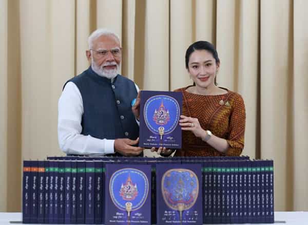 पंतप्रधान नरेंद्र मोदी हे सध्या थायलंडच्या दौऱ्यावर आहेत. त्यांच्या या दौऱ्याची सध्या जगभरात चर्चा होत आहे. या दौऱ्यादरम्यान, थायलंड सरकारतर्फे नरेंद्र मोदी यांचे जंगी स्वागत करण्यात आले. तसेच त्यांना काही भेटवस्तूही दिल्या. दरम्यान, आता भारतानेही थायलंडचा राजा, राणी आणि पंतप्रधानांना तसेच पंतप्रधानांच्या पतीला यासह थायलंडच्या माजी पंतप्रधानांना भेटवस्तू दिल्या आहेत.