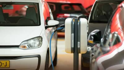 कोणती जुनी कार इलेक्ट्रिकमध्ये रुपांतरित करता येते ?