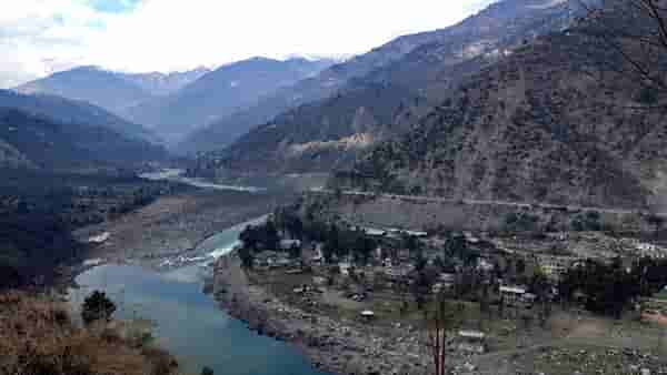 Indus Waters Treaty : मोदी सरकारचा ‘पाक’विरोधात ‘वॉटर स्ट्राईक’ अन् व्हिडीओ व्हायरल, चिनाब नदी पाहताना एक माणूस म्हणतोय….