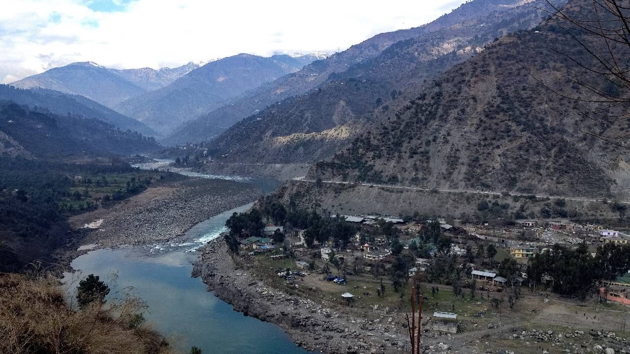 Indus Waters Treaty : मोदी सरकारचा 'पाक'विरोधात 'वॉटर स्ट्राईक' अन्  व्हिडीओ व्हायरल, चिनाब नदी पाहताना एक माणूस म्हणतोय....