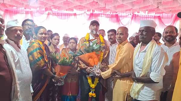लक्ष्मण उतेकर दिग्दर्शित 'छावा' या चित्रपटाने बॉक्स ऑफिसवर दणक्यात कमाई केली. छत्रपती संभाजी महाराजांच्या शौर्यगाथेवर आधारित या चित्रपटात विकी कौशल, रश्मिका मंदाना आणि अक्षय खन्नाने मुख्य भूमिका साकारल्या आहेत.