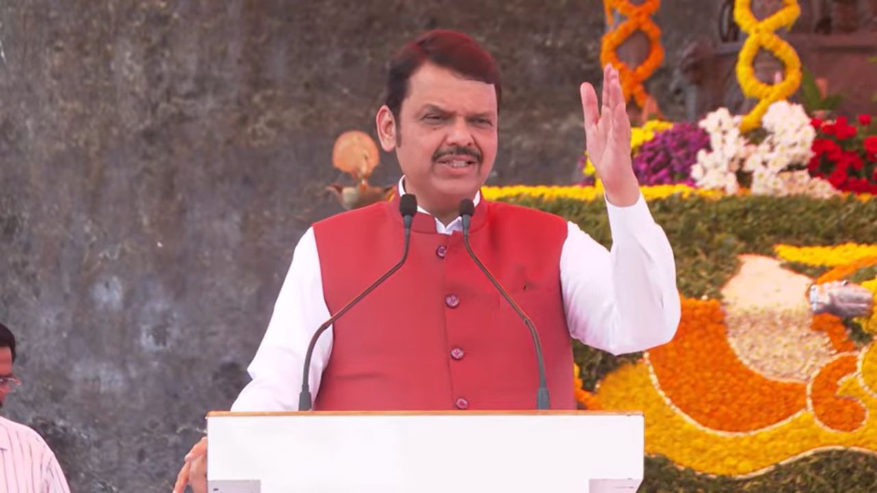 छत्रपती शिवाजी महाराज अन् राष्ट्र पुरुषांचा अवमान करणाऱ्यांची खैर नाही, मुख्यमंत्र्यांनी केली मोठी घोषणा छत्रपती शिवाजी महाराज अन् राष्ट्र पुरुषांचा अवमान करणाऱ्यांची खैर नाही, मुख्यमंत्र्यांनी केली मोठी घोषणा