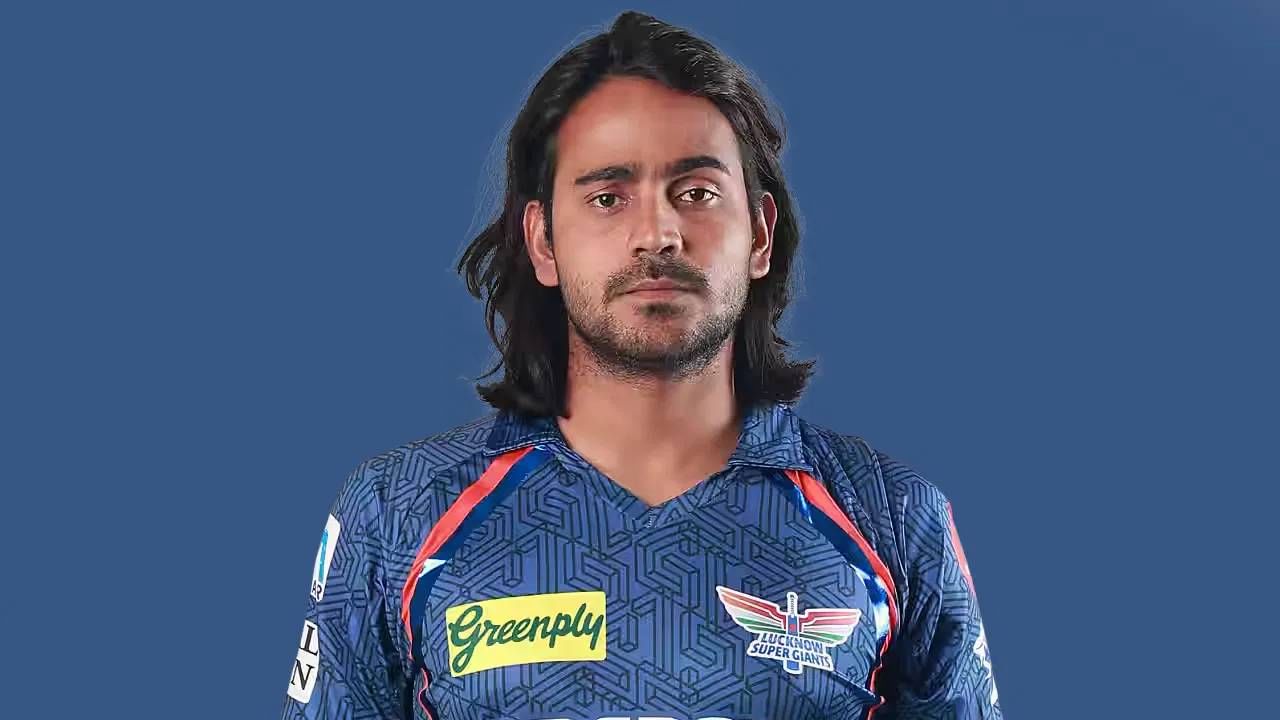 लखनौ सुपर जायंट्सचा युवा फिरकी गोलंदाज दिग्वेश राठीला दोनदा दंड ठोठावण्यात आला आहे. पंजाब किंग्ज विरुद्धच्या सामन्यात प्रियांश आर्यला बाद केल्यानंतर त्याने नोटबुक सेलिब्रेशन केल्याबद्दल दिग्वेशला त्याच्या मॅच फीच्या 25% दंड ठोठावण्यात आला. तसेच, एक डिमेरिट पॉइंट देण्यात आला. मुंबई इंडियन्स विरुद्धच्या सामन्यात दिग्वेश राठी पुन्हा नोटबुक सेलिब्रेशन करताना दिसला. यावेळी मॅच फीच्या 100% दंड ठोठावण्यात आला. 2 डिमेरिट पॉइंट्स ठोठावण्यात आले आहेत.