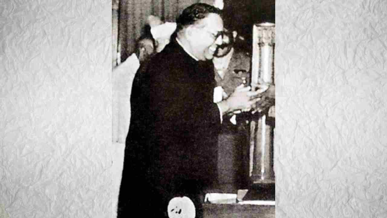 बाबासाहेबांनी तब्बल 21 वर्ष जगातील सर्वच धर्माांचा तुलनात्मक अभ्यास केला होता. प्रत्येक धर्माची चिकित्सा केली होती. त्या त्या धर्मातील उतारे त्यांना मुखोद्गत होते.