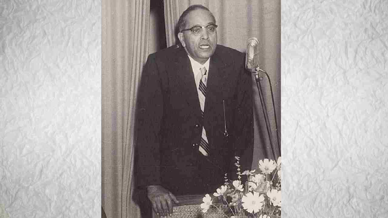 डॉ. बाबासाहेब आंबेडकर यांच्या 'वेटिंग फॉर ए व्हिजा' या पुस्तकाचा कोलंबिया विद्यापीठातील अभ्यासक्रमात समावेश आहे. 