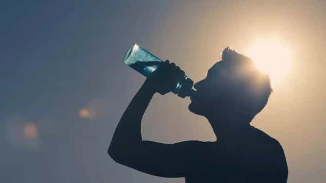 उन्हातून आल्यावर लगेच पाणी पिताय? शरीराला होऊ शकतो घातक धोका! वाचा सविस्तर...