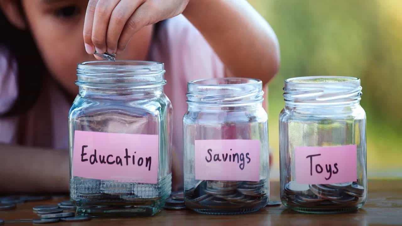 मुलांना लहानपणापासूनच बचतीची समज देणे गरजेचे, ‘या’ 5 सोप्या टिप्स जाणून घ्या