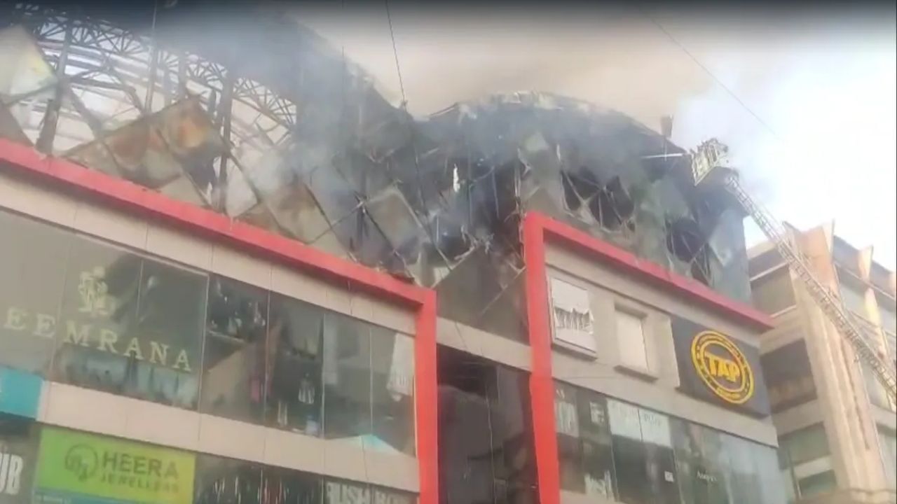 मुंबईतील इलेक्ट्रॉनिक्स शोरूमच्या इमारतीत भीषण आग