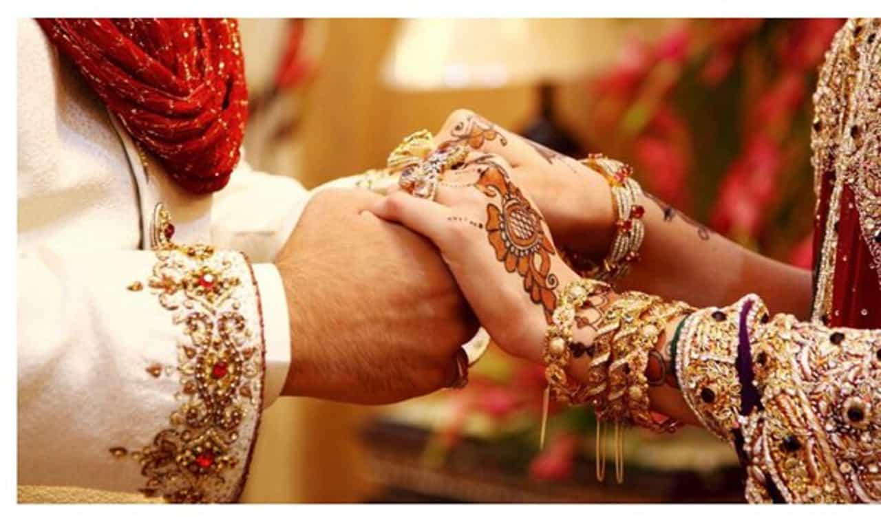 वधूने वराला हार घातला, आहेर घेऊन मित्र आले अन् वराला अक्षरश: कापरं भरलं...