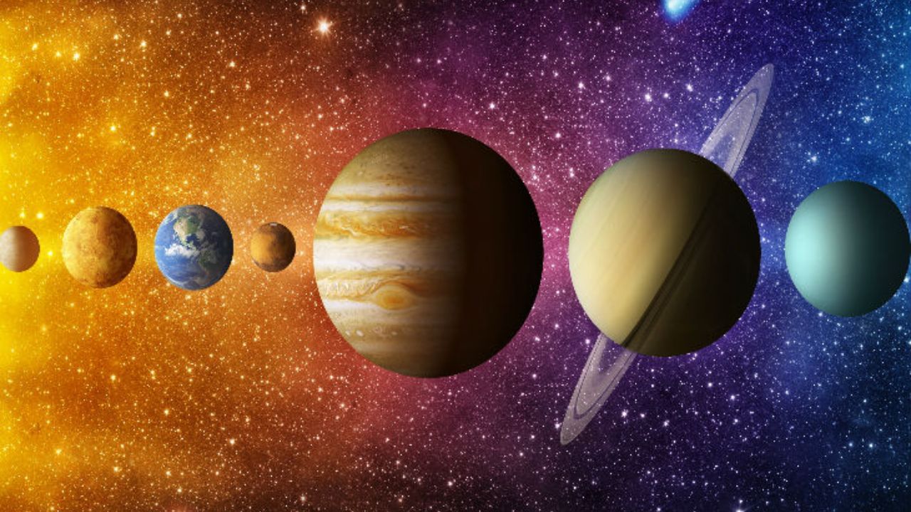 ज्योतिषशास्त्रानुसार, प्रत्येक ग्रह विशिष्ट कालावधीसाठी एका राशीत राहतो. तो कालावधी पूर्ण केल्यानंतर, जेव्हा तो दुसऱ्या राशीत प्रवेश करतो, तेव्हा या घटनेला संक्रमण किंवा राशी परिवर्तन म्हणतात. कोणत्याही ग्रहाच्या या संक्रमणाचा चांगला वाईट परिणाम राशीचक्रातल्या 12 राशींवर पडत असतो. 