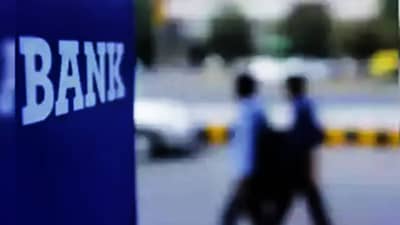 वृद्ध महिला बँकेच्या बाहेर येताच जोरजोरात ओरडायला लागली, सीसीटीव्ही पाहाताच पोलीस हादरले