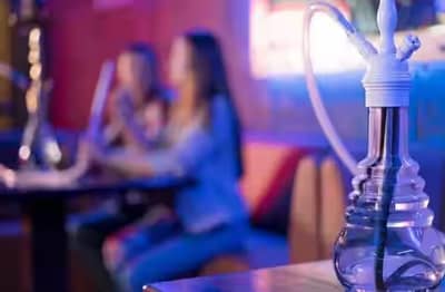 दोन महिलांनी उघडला कॅफे, दिवसा करायच्या मेहनत, सायंकाळ होताच बेसमेंट सुरु व्हायचा भलताच प्रकार