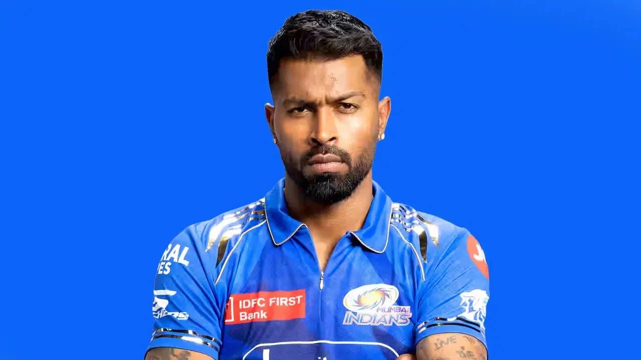 हार्दिक पंड्या: 30 मार्च रोजी गुजरात टायटन्स विरुद्धच्या सामन्यात मुंबई इंडियन्सचे नेतृत्व करणाऱ्या हार्दिक पंड्याला 12 लाख रुपयांचा दंड ठोठावण्यात आला होता. अहमदाबादमध्ये झालेल्या सामन्यात मुंबई इंडियन्सने संथ गतीने गोलंदाजी केली होती. 