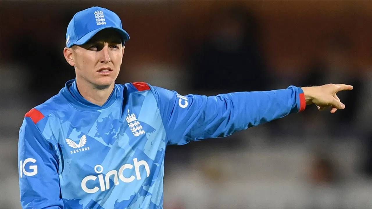 आयपीएलमधून दोन वर्षांसाठी बंदी घालण्यात आलेला इंग्लंडचा युवा फलंदाज हॅरी ब्रूक याला इंग्लंडच्या एकदिवसीय आणि टी20 संघांचा कर्णधार म्हणून नियुक्त करण्यात आले आहे. ब्रूकने जोस बटलरची जागा घेतली आहे. पाकिस्तानमध्ये झालेल्या आयसीसी चॅम्पियन्स ट्रॉफीत संघाच्या खराब कामगिरीनंतर बटलरने कर्णधारपद सोडलं होतं.