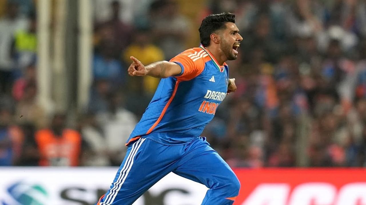 टीम इंडियाचा वेगवान गोलंदाज हर्षित राणा याची पहिल्यांदा वार्षिक करारासाठी निवड करण्यात आली आहे. हर्षितने चॅण्पियन्स ट्रॉफी 2025 स्पर्धेत उल्लेखनीय कामगिरी केली होती. हर्षितने टीम इंडियाचं 2 कसोटी, 5 एकदिवसीय आणि 1 टी 20 सामन्यात प्रतिनिधित्व केलं आहे. (Photo Credit : @KKRiders X Account)