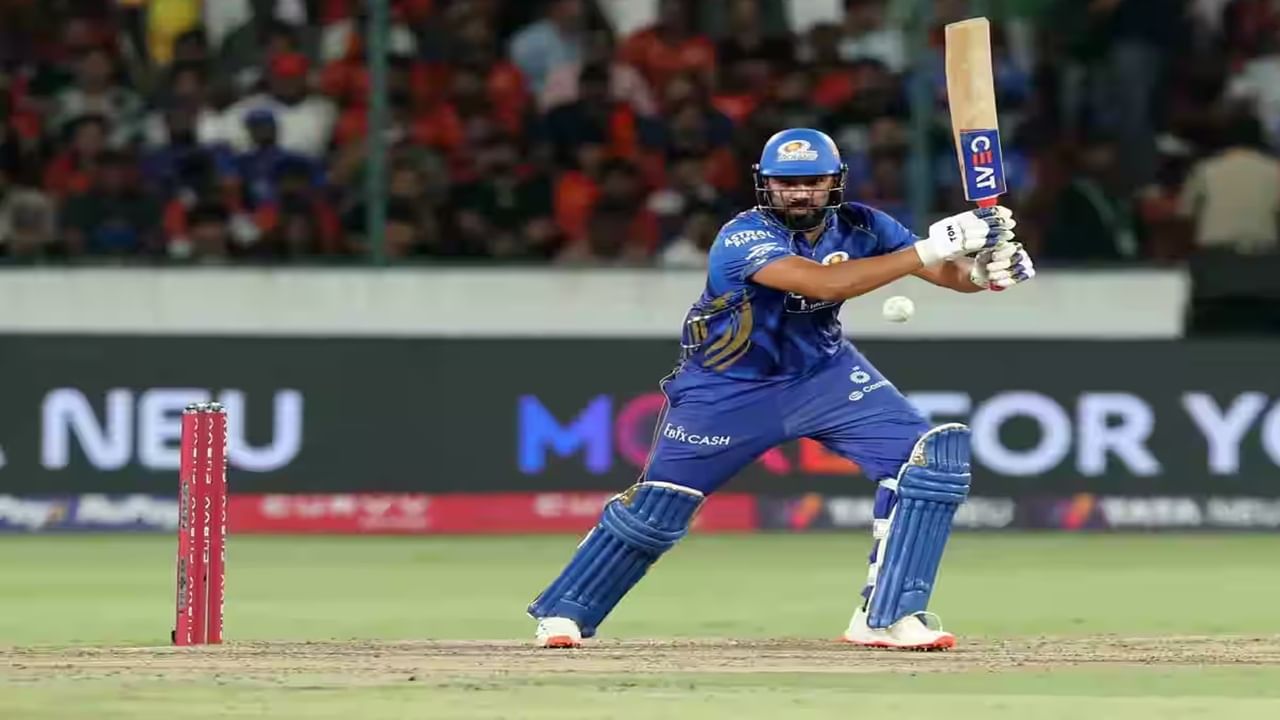 तसेच रोहित शर्मा याच्या नावावर मुंबई इंडियन्सकडून सर्वाधिक सिक्स लगावण्याचा विक्रम आहे. रोहितने मुंबईकडून आतापर्यंत 261 षटकार लगावले आहेत. तसेच रोहितने त्याआधी डेक्कन चार्जर्स टीमसाठी 34 सिक्स लगावले होते.(Photo Credit : Ipl/Bcci)