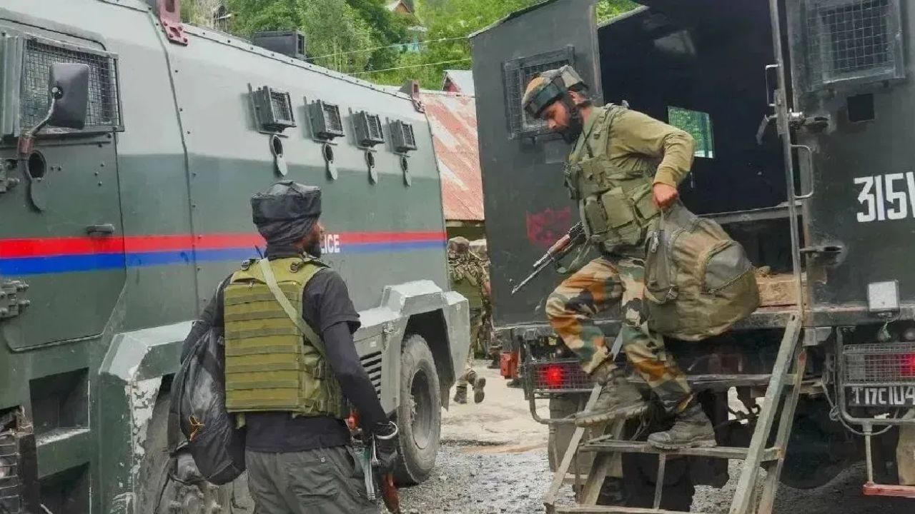 'भारत कधीही हल्ला करू शकतो, आम्ही...' पाकिस्तानच्या मंत्र्यानं घेतला धसका 'भारत कधीही हल्ला करू शकतो, आम्ही...' पाकिस्तानच्या मंत्र्यानं घेतला धसका