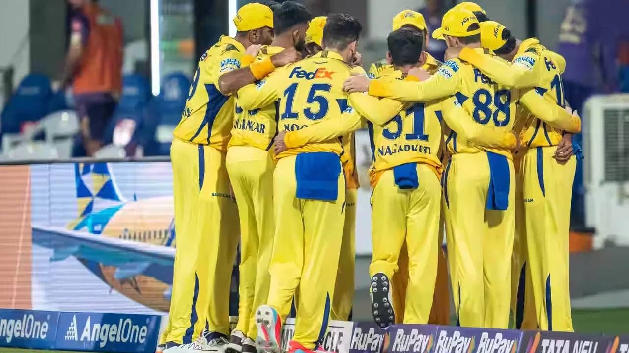 चेन्नई सुपर किंग्सला थेट प्लेऑफमध्ये प्रवेश करायचा असेल, तर पुढील 8 पैकी 7 सामने जिंकावे लागतील. सहा सामने जिंकले तर 14 गुणांसह प्लेऑफमध्ये प्रवेश करण्याची संधी मिळू शकते. पण  टॉप-4 मधील संघाचे 14 गुण असतील, तरच हे गणित जुळून येईल.