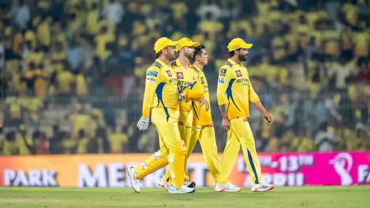 चेन्नई सुपर किंग्सने पुढील आठपैकी तीन सामने गमावले तर प्लेऑफचा मार्ग कठीण होईल. कारण पाच सामने जिंकले तर सीएसकेचे एकूण गुण 12 होतील. या प्रकरणात दुसऱ्या संघांच्या कामगिरीवर अवलंबून राहावं लागेल. इतकंच काय तर नेट रनरेटची गणना देखील विचारात घेतली जाण्याची शक्यता आहे.