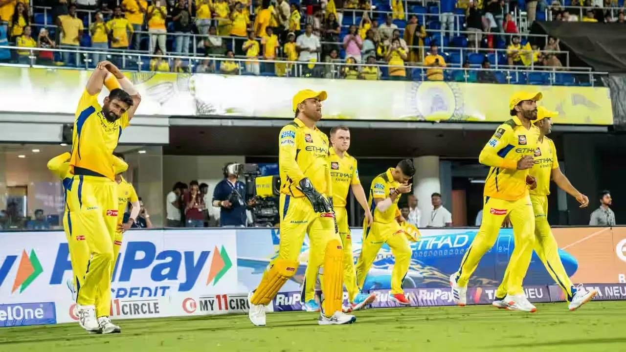 आयपीएल 2025 स्पर्धेत चेन्नई सुपर किंग्सची निराशाजनक कामगिरी सुरुच आहे. आतापर्यंत खेळलेल्या सहा पैकी पाच सामन्यात पराभवाचं तोंड पाहिलं आहे. यामुळे चेन्नई सुपर किंग्सचा संघ गुणतालिकेत नवव्या स्थानावर आहे आणि प्लेऑफचं गणित कठीण झालं आहे. 