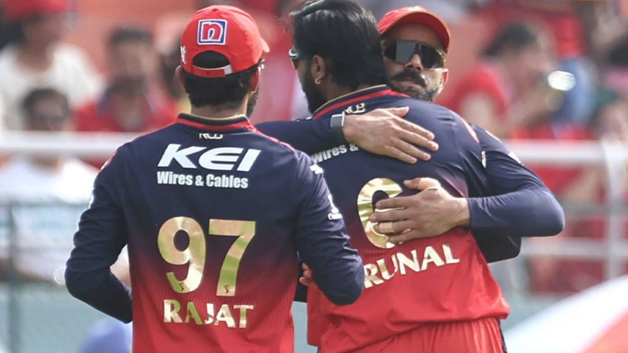 इंडियन प्रीमियर लीग 18 पर्वातील साखळी फेरीचा पहिला टप्पा संपला आहे. आता सामन्यांचा दुसरा भाग सुरू झाला असून प्लेऑफसाठी चुरस निर्माण झाली आहे. दुसऱ्या हाफच्या पहिल्या सामन्यात रॉयल चॅलेंजर्स बंगळुरूने बलाढ्य पंजाब किंग्जचा पराभव केला. या विजयासह आरसीबी संघ पॉइंट्स टेबलमध्ये तिसऱ्या स्थानावर पोहोचला आहे.
