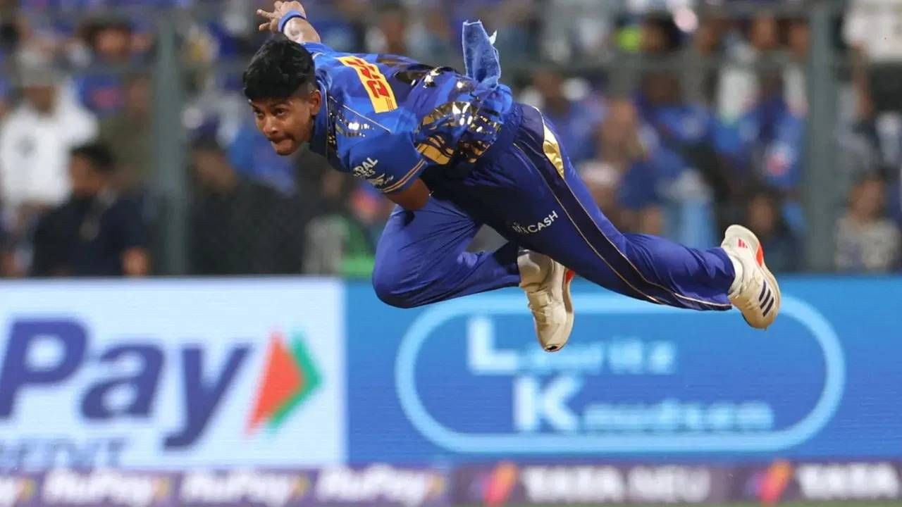 डावखुरा वेगवान गोलंदाज अश्वनी कुमारने मुंबई इंडियन्सकडून आयपीएल पदार्पणाच्या सामन्यात चार विकेट्स घेत आश्चर्यकारक कामगिरी केली. अश्वनीने आतापर्यंत दोन सामन्यांमध्ये पाच विकेट्स घेतल्या आहेत. त्याच्यासाठीही टीम इंडियाचं खुलं होऊ शकतं.