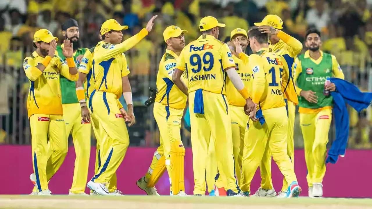 महेंद्रसिंग धोनीच्या नेतृत्वाखालील चेन्नई सुपर किंग्स संघाने खेळलेल्या सात पैकी फक्त 2 सामने जिंकले आहेत. चेन्नईला अजून 7 सामने खेळायचे आहेत आणि 6 सामने जिंकले तर ते प्लेऑफसाठी पात्र ठरू शकतात. (सर्व फोटो- IPL/BCCI/Twitter/TV9 Network)