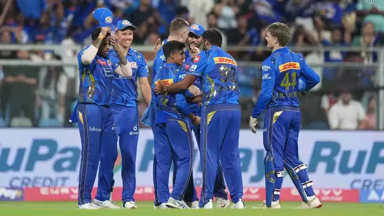 हार्दिक पंड्याच्या नेतृत्वाखालील मुंबई इंडियन्स संघाने आतापर्यंत 6 सामने खेळले आहेत आणि त्यापैकी 2 सामने जिंकले आहेत. जर त्यांनी उर्वरित 8 पैकी 6 सामने जिंकले तर ते 16 गुणांसह प्लेऑफमध्ये पोहोचू शकतात.
