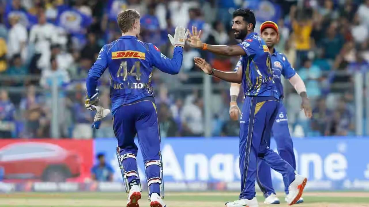 मुंबई इंडियन्सनने प्रथम प्रथम फलंदाजी करत सलामीवीर फलंदाज रायन रिकेलटन (58) आणि मधल्या फळीत फलंदाजी करणाऱ्या सूर्यकुमार यादवने 28 चेंडूत 4 षटकार आणि 4 चौकारांसह 54 धावा केल्या. यासह मुंबई इंडियन्सने 20  षटकांत 215 धावा केल्या.