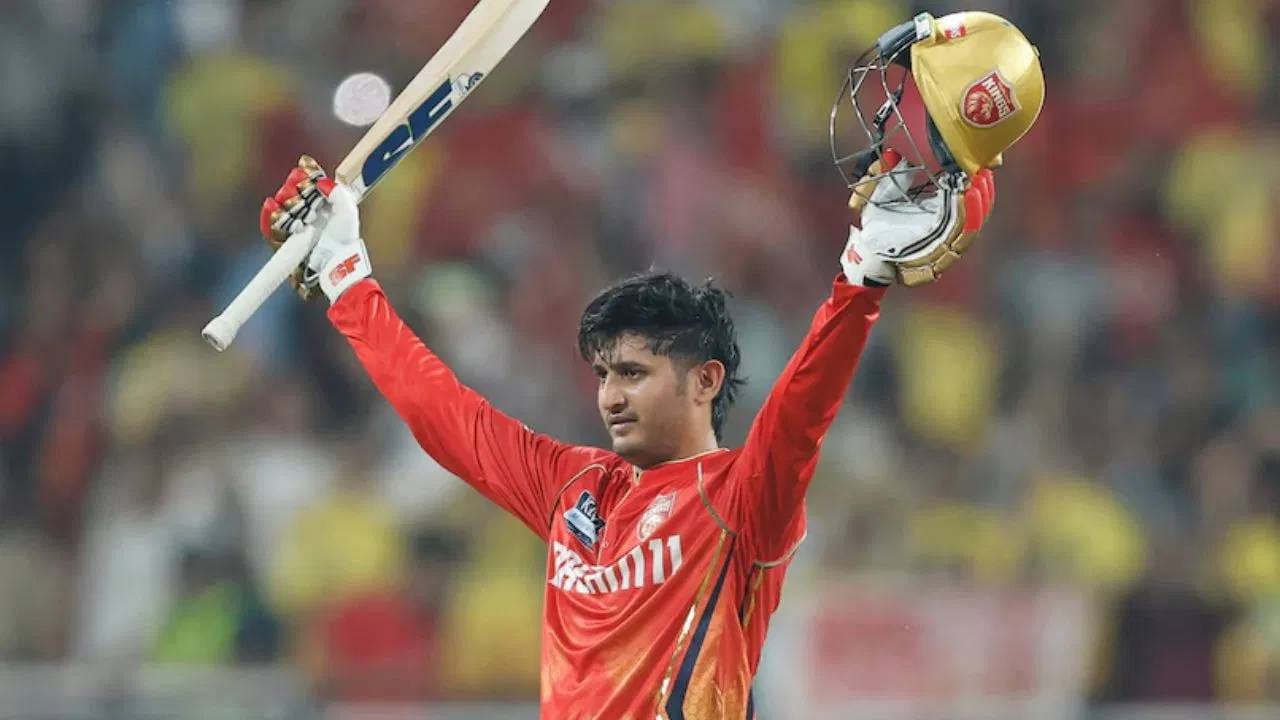 टीम इंडियामध्ये स्थान मिळवण्यासाठी पंजाब किंग्सकडून खेळणारा वादळी सलामीवीर प्रियांश आर्यचे नावही चर्चेत आले आहे. प्रियांशने चेन्नईविरुद्ध 39 चेंडूत शतक झळकावले. यामुळे भविष्यात हा खेळाडू टीम इंडियामध्ये दिसू शकतो. (सर्व फोटो- टीव्ही9 नेटवर्क)