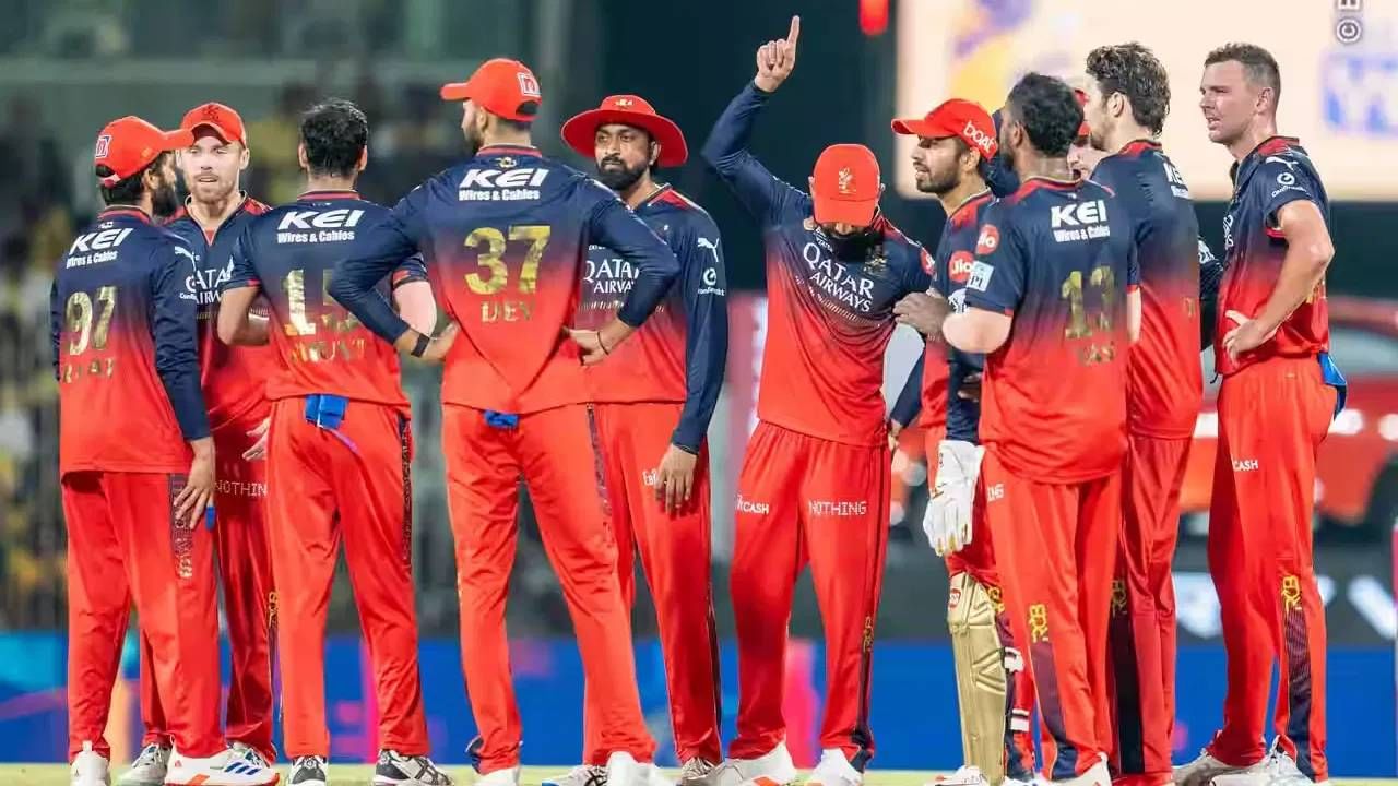 रजत पाटीदारच्या नेतृत्वाखालील आरसीबी संघाने 6 पैकी 4 सामने जिंकले आहेत. रॉयल चॅलेंजर्स बंगळुरूला अजून 8 सामने खेळायचे आहेत आणि जर त्यांनी 4 सामने जिंकले तर प्लेऑफमध्ये प्रवेश करतील.
