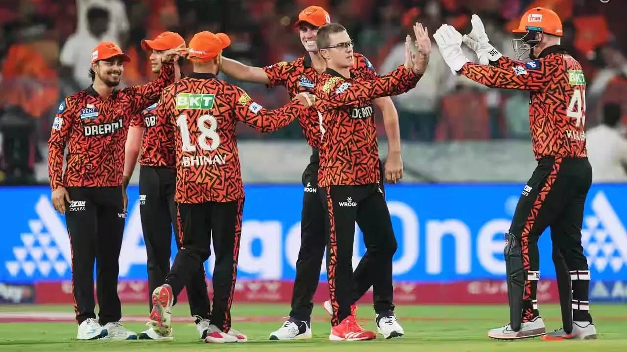 पॅट कमिन्सच्या नेतृत्वाखालील सनरायझर्स हैदराबाद संघाने आतापर्यंत खेळलेल्या 6 सामन्यांपैकी 2 सामने जिंकले आहेत. जर हैदराबाद संघाने उर्वरित 8 सामन्यांपैकी 6 विजय नोंदवले तर ते प्लेऑफमध्ये प्रवेश करू शकतात.