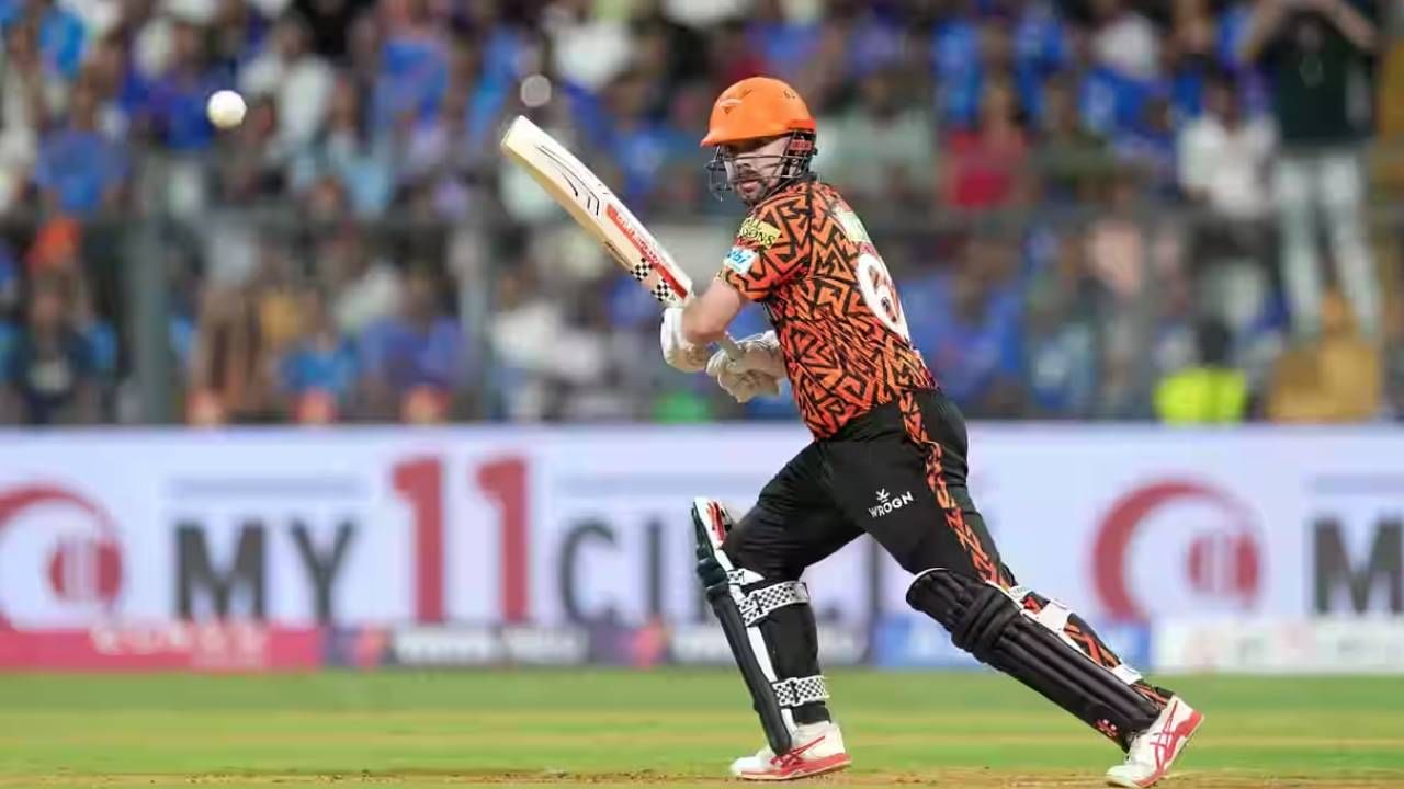 ट्रेव्हिस हेडने आयपीएल स्पर्धेत 1000 धावा पूर्ण केल्या आहेत. या स्पर्धेत सर्वात वेगाने 1000 धावा करणारा दुसरा खेळाडू ठरला आहे. कमी चेंडूत त्याने 1000 धावा करत दुसरं स्थान गाठलं आहे.