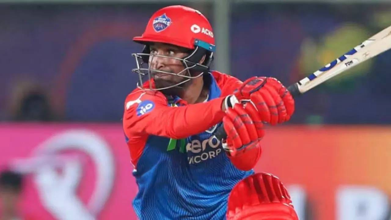 दिल्ली कॅपिटल्सकडून खेळणाऱ्या विप्रज निगमने आपल्या गोलंदाजी आणि फलंदाजीने सर्वांची मने जिंकली आहेत. पदार्पणाच्या सामन्यात 39 धावा केल्या. तसेच एक विकेट घेत विजयात हातभार लावला. तिसऱ्या सामन्यातही त्याने दोन विकेट्स घेतल्या. विप्रजकडे गोलंदाजीसह आक्रमक फलंदाजी करण्याची क्षमता आहे.