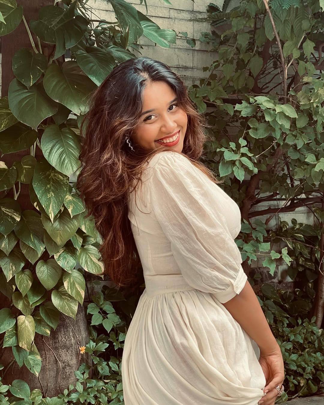 दिवंगत अभिनेते लक्ष्मीकांत यांनी कधीकाळी मराठी सिनेसृष्टीवर अधिराज्य केलं. त्यांनी आपल्या कारकिर्दीत अनेक सुपरहीट चित्रपट दिले. विशेष म्हणजे त्यांचा चित्रपट आला की, लोक आवडीने तो बघायला जात. त्यांनी मराठीसह बॉलिवुडमध्येही अनेक दिग्गज अभिनेत्यांसोबत स्क्रीन शेअर केलेली आहे. 